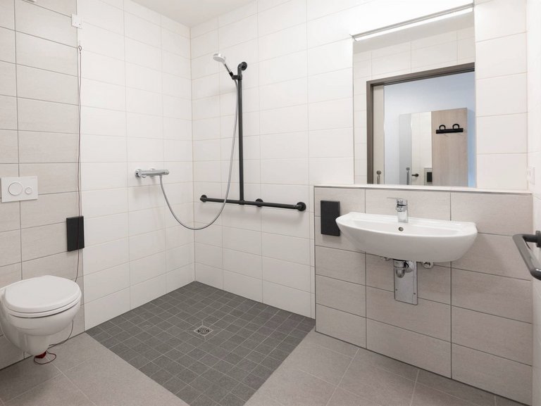 Bild 12 Referenz Revitalisierung | Sanierung | Neubau – Innenraum, Bewohnerbad stationäre Pflege