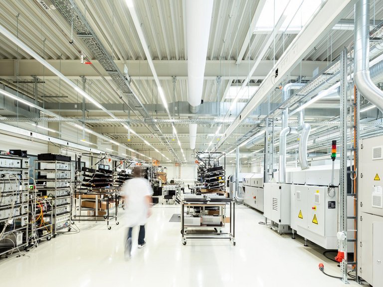Bild 6 Funkwerk AG Kölleda – Innenraum Produktionshalle