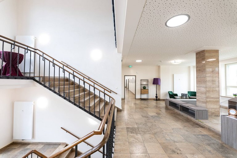 igb Sozialimmobilien - Pflegefachzentrum Guben, Innenansicht (Treppe & Foyer)
