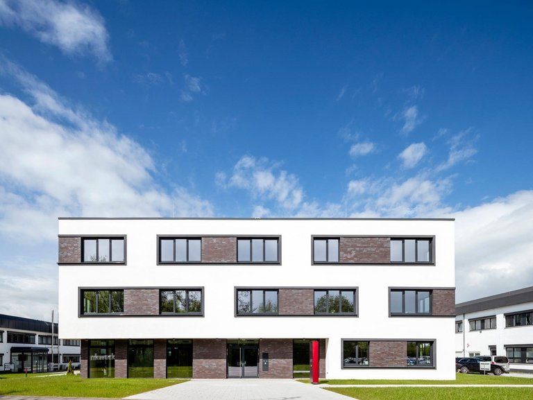 Bild 2 Funkwerk AG Kölleda – Außenansicht Bürogebäude Eingangsbereich