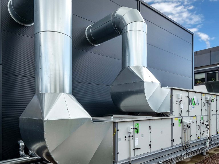 Bild 4 Funkwerk AG Kölleda – Außenansicht Produktionsgebäude technische Gebäudeausrüstung (TGA)