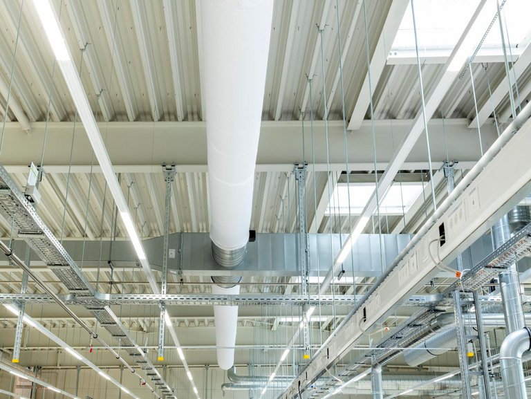 Bild 7 Funkwerk AG Kölleda – Innenraum Produktionshalle technische Gebäudeausrüstung (TGA)